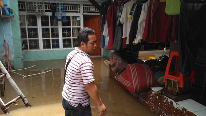 Banjir di Bukit Duri Surut, Warga Jemur Kasur