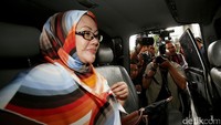 Atas perbuatan yang dilakukannya, keduanya dijerat Pasal 2 ayat 1 dan atau Pasal 3 Undang-Undang Nomor 31 Tahun 1999, sebagaimana diubah dalam Undang-Undang Nomor 20 Tahun 2001 juncto Pasal 55 ayat 1 ke 1 KUHP.