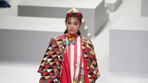 Foto: Koleksi Mel Ahyar for Wardah di Indonesia Fashion Week 2017