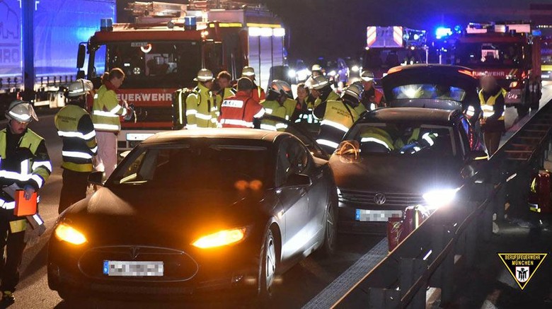 Insiden di autobahn, Jerman Foto: Istimewa Insiden di autobahn, Jerman Foto: Istimewa