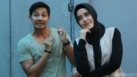 Fairuz A Rafiq dan Sonny Septian tampil dengan gesture yang kompak. Foto: Hanif/detikHOT
