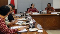 Menko PMK Puan Maharani saat audiensi dengan Dirut Bulog Djarot Kusumayakti bersama jajaran Perum Bulog di Kantor Kementerian Koordinator Pembangunan Manusia dan Kebudayaan (Kemenko PMK), Jakarta, Kamis (16/2/2017). Pool/dok. Kemenko PMK.