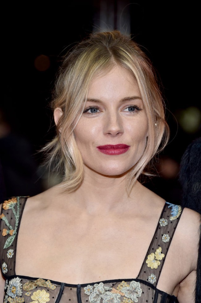 Harus mengajar anak di rumah adalah tantangan dan membuatmu jadi lebih menghargai orang-orang yang mengajar untuk hidup, kata Sienna Miller yang harus memberikan edukasi Marlowe, anaknya yang berusia tujuh tahun. Sienna mengaku kesulitan belajar dari rumah namun tetap berpikir optimis dirinya akan mampu melalui semua kesulitan. Foto: Pascal Le Segretain