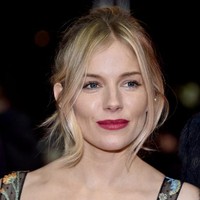 Harus mengajar anak di rumah adalah tantangan dan membuatmu jadi lebih menghargai orang-orang yang mengajar untuk hidup, kata Sienna Miller yang harus memberikan edukasi Marlowe, anaknya yang berusia tujuh tahun. Sienna mengaku kesulitan belajar dari rumah namun tetap berpikir optimis dirinya akan mampu melalui semua kesulitan. Foto: Pascal Le Segretain