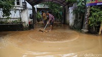 Saat ini banjir sudah mulai surut. Beberapa warga mulai membersihkan lumpur yang terbawa banjir.