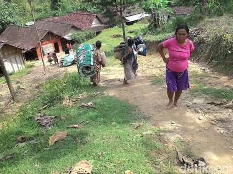Tanah retak di Bojonegoro membuat warga mengungsi