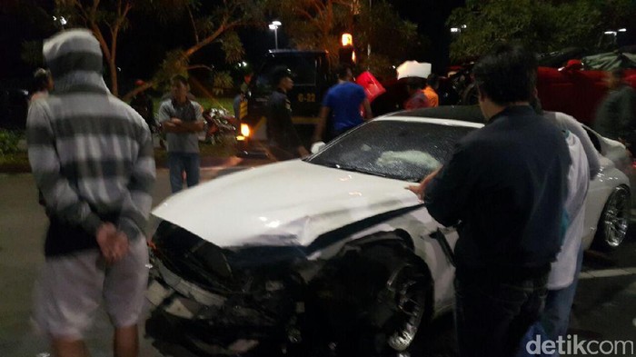Mobil Ferrari Ringsek Ditabrak BMW di Tangerang Selatan