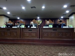 MKMK Putuskan Patrialis Akbar Diberhentikan dengan Tidak Hormat