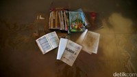 Sejumlah buku pelajaran terendam banjir.