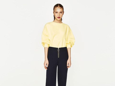 5 Atasan Pastel Ini Patut Dimiliki untuk Bergaya Ala Musim Semi