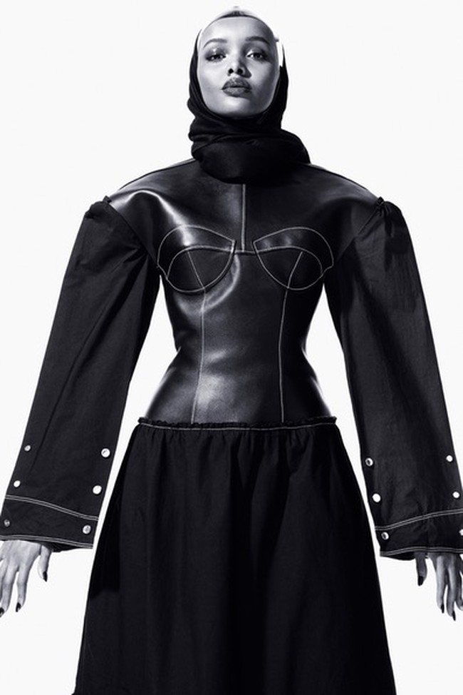 Debut pertama Amina Adan di Milan Fashion Week menambah catatan sejarah untuk hijabers dunia. Halima Aden dan Amina Adan pun terlihat berfoto bersama di belakang panggung, memperlihatkan antusiasme mereka. Setelah Halima dan Amina, siapa lagi model berhijab yang akan diakui dunia? Mungkinkah dari Indonesia? (Foto: Dok. CR Fashion Book)