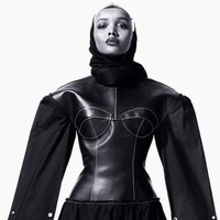 Debut pertama Amina Adan di Milan Fashion Week menambah catatan sejarah untuk hijabers dunia. Halima Aden dan Amina Adan pun terlihat berfoto bersama di belakang panggung, memperlihatkan antusiasme mereka. Setelah Halima dan Amina, siapa lagi model berhijab yang akan diakui dunia? Mungkinkah dari Indonesia? (Foto: Dok. CR Fashion Book)