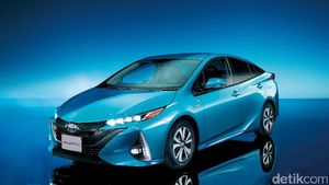 Toyota Prius PHV Lebih Jauh dan Lebih Ngebut!
