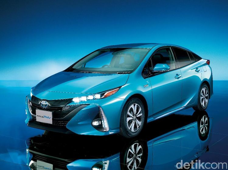 Toyota Prius PHV Lebih Jauh dan Lebih Ngebut!