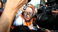 Khusus untuk Atut, KPK juga menjeratnya dengan pasal pemerasan. Atut disangka telah memeras beberapa kepala dinas di lingkungan Pemprov Banten.