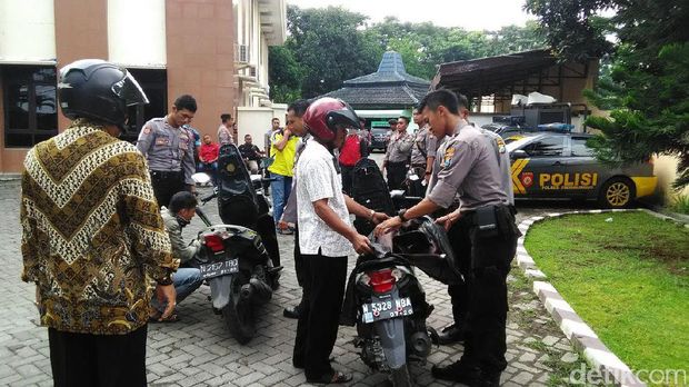 Pengamanan di PN Kraksaan Probolinggo jelang sidang perdana Dimas Kanjeng, Kamis (16/2/2017)