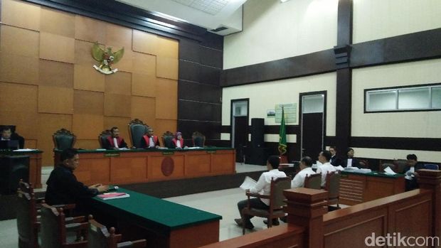 Massa Eks Gafatar Hadiri Sidang Pledoi Ahmad Musadeq Cs