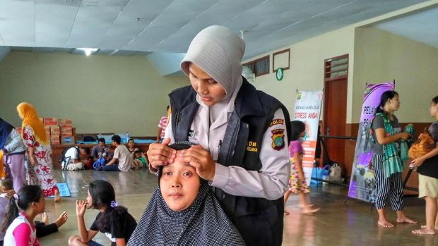 Para orang tua korban banjir yang tidak bisa tidur pun direlaksasi.