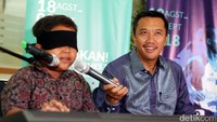 Jefri berencana akan memecahkan rekor dunia sebagai pianis cilik dengan mata tertutup di Inggris dalam waktu dekat ini. 