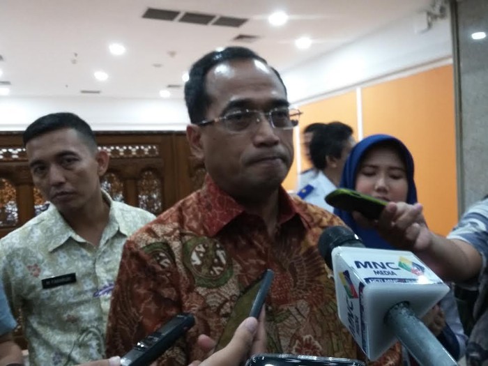 Menhub Imbau Masyarakat Waspada Menyebrang di Perlintasan KA