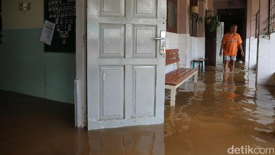 SMA 8 Bukit Duri Terendam Banjir