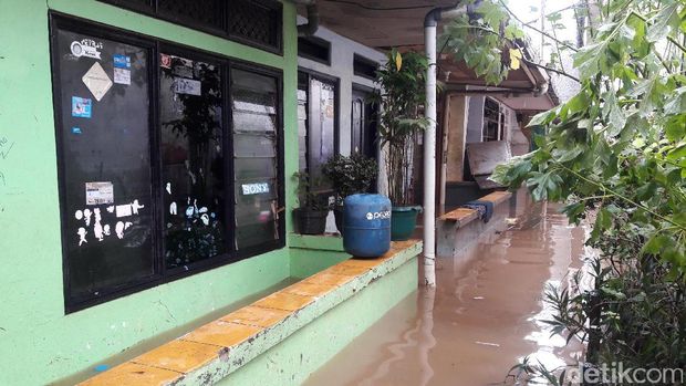 Banjir Mulai Surut, Warga Rawajati Jaksel Mulai Bersih-bersih Rumah