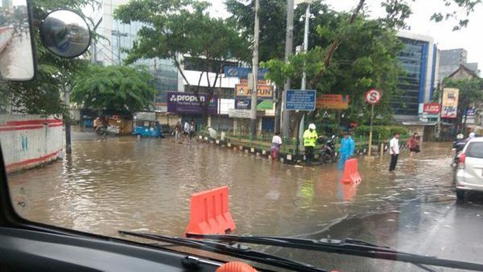 Genangan Banjir Kiriman di Pasar Jatinegara Bikin Lalin Macet