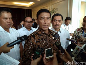 Nyanyian Ultah untuk Wiranto di Sidang Kabinet