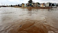 Penampakan ketinggian air di Sungai Ciliwung.