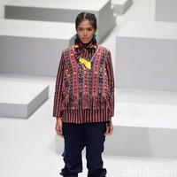 Koleksi Mel Ahyar mengangkat tema Pata Runa Indonesia Fashion Week 2017 di Jakarta Convention Center. Senayan. Jakarta. [Foto: Mohammad Abduh/Wolipop]