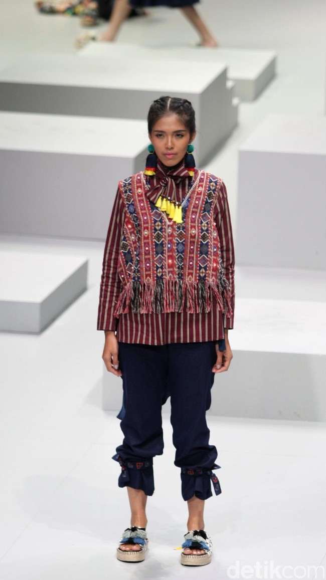 Koleksi Mel Ahyar mengangkat tema Pata Runa Indonesia Fashion Week 2017 di Jakarta Convention Center. Senayan. Jakarta. [Foto: Mohammad Abduh/Wolipop]