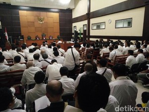 Massa Eks Gafatar Hadiri Sidang Pleidoi Ahmad Musadeq cs