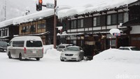 Sejauh mata memandang tumpukan putih salju menutupi berbagai hal mulai dari rumah, pohon, hingga kendaraan yang ada di desa Shirakawa Go. Ada kemacetan di beberapa tempat karena mobil turis harus berbagi jalan dengan traktor yang bekerja menyingkirkan salju (Firdaus/detikTravel)