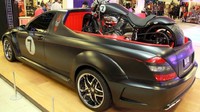 S-Class dan sepeda motor itu memiliki skema warna yang sama.