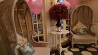 Berdiri sejak tahun 2013, kafe cantik di kawasan Senopati, Jakarta Selatan ini memang cocok dikategorikan sebagai kafe romantis. Dengan desain bergaya French Dining, tentu nuansanya sangat disukai para wanita. 