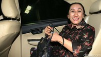 Maria Farida meninggalkan gedung KPK dengan mobilnya.