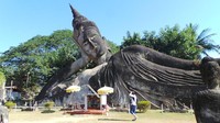 Berjarak sekitar 25 kilometer dari ibu kota Vientiane, Anda akan menemukan taman bercorak Hindu dan Buddha yang dikenal pula dengan nama Xiengkuane Buddha Park. Pembuat taman ini merupakan orang yang sama dengan pembuat Taman Sala Keoku di Nong Khai, Thailand (Masaul/detikTravel) 