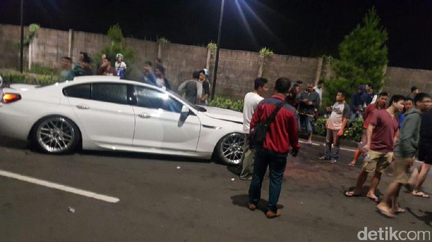 Mobil Ferrari ringsek di Tangsel