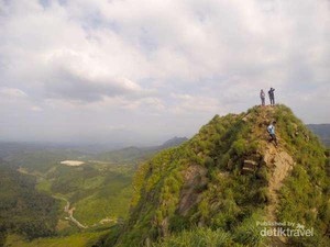 6 Fakta Gunung Batu Jonggol yang Mungil Tapi Menantang