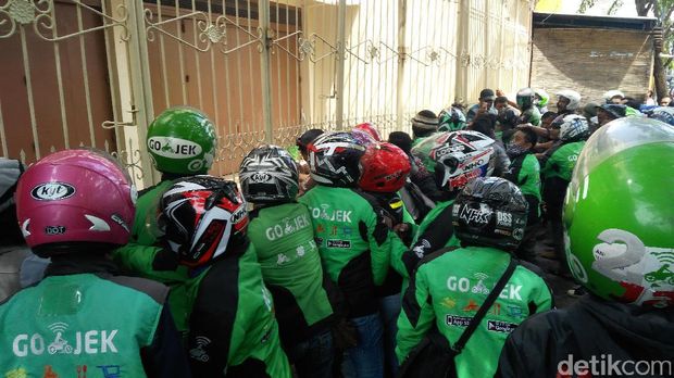 Massa Driver Go-Jek Makassar Demo Tuntut Ada Perbaikan Tarif Komisi