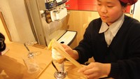 Hakuichi mencoba berimprovisasi dengan menambahkan sebuah lapisan kertas tipis yang terdiri dari 98 persen emas. Pihak Hakuichi pun mengatakan es krim ini aman untuk dikonsumsi. Lapisan emas itu tidak mengubah rasa dan aroma es krim, rasanya masih seperti es krim pada umumnya (Firdaus Anwar/detikTravel)