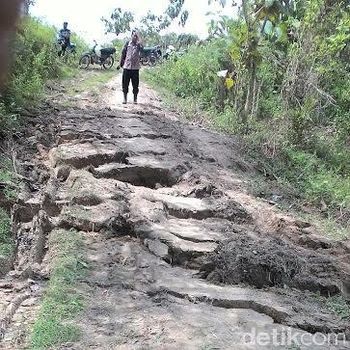 Tanah retak di Bojonegoro