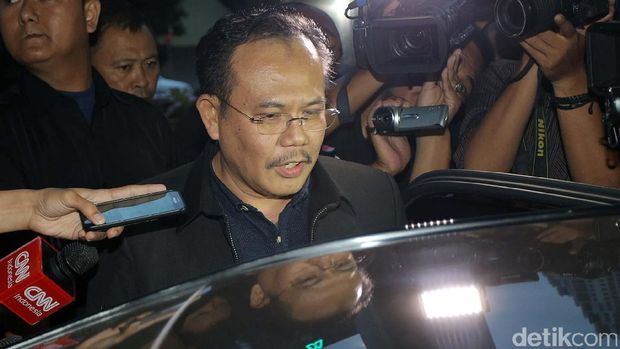 KPK memanggil 3 hakim MK lainnya, yaitu Maria Farida Indrati, Aswanto, dan Suhartoyo. Mereka diperiksa sebagai saksi untuk tersangka Patrialis Akbar.
