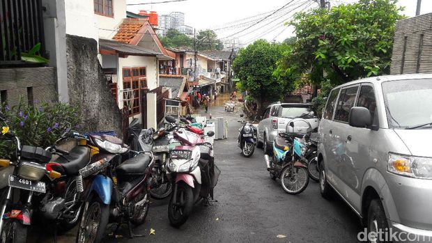 Banjir Mulai Surut, Warga Rawajati Jaksel Mulai Bersih-bersih Rumah