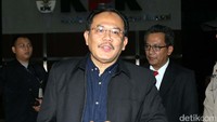 Selain Maria Farida, KPK juga meminta keterangan Hakim Mahkamah Konstitusi (MK) Aswanto dan Suhartoyo. Hakim MK Aswanto keluar gedung KPK.