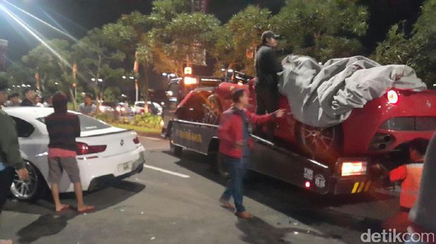 Mobil Ferrari ringsek di Tangsel