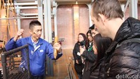 Sebagai contoh di area tekstil pengunjung dapat meminta petugas menunjukkan bagaimana caranya sebuah mesin perajut bekerja menghasilkan kain dari kumparan benang tradisional. Untuk area otomotif sebagian besar koleksi memiliki tombol yang bila ditekan akan mendemonstrasikan bagaimana ia bekerja (Firdaus/detikTravel)