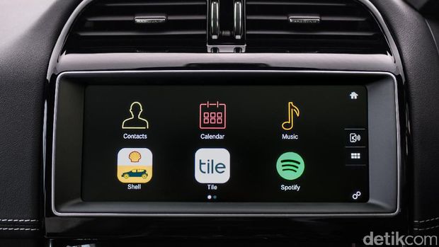 Pilih aplikasi di layar sentuh mobil Jaguar