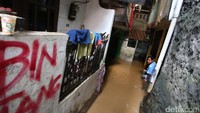 Banjir menggenangi rumah warga.