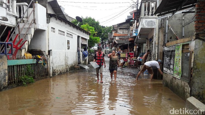 Banjir Mulai Surut, Warga Rawajati Jaksel Mulai Bersih-bersih Rumah